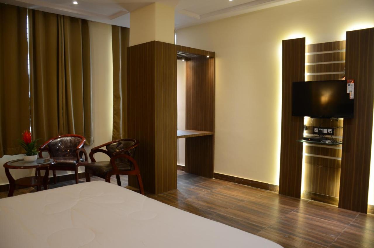 Puja Residency Hotel Varanasi Ngoại thất bức ảnh