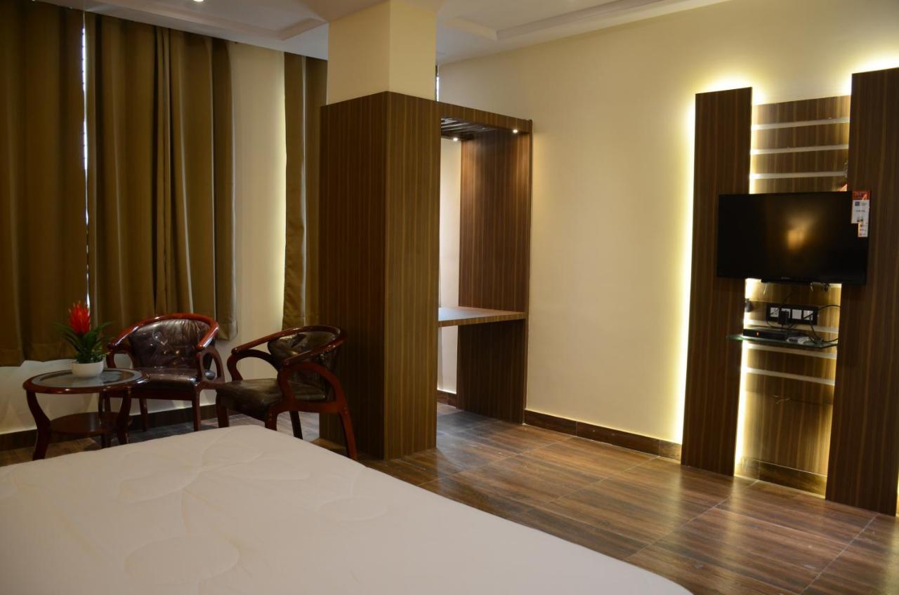 Puja Residency Hotel Varanasi Ngoại thất bức ảnh